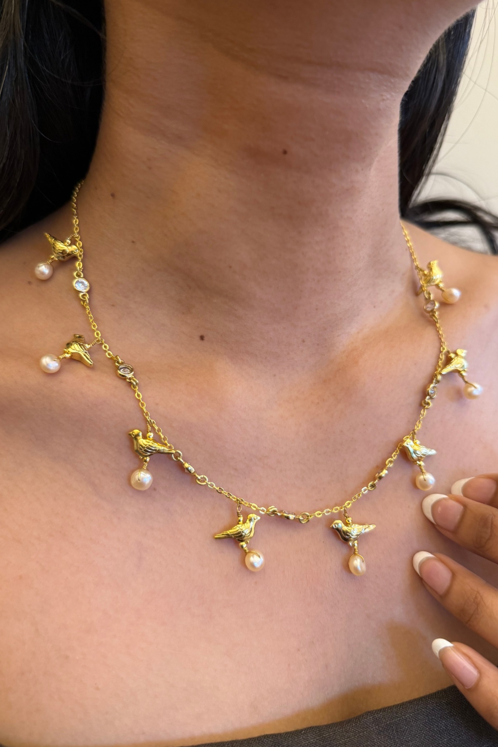 DIAMANTÉ AND GOLDEN BIRD CLOSE NECKLACE- PINK PEARLS