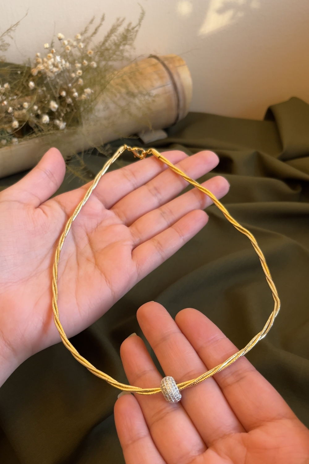 TWO-WAY GOLD BAND NECKLACE WITH DETACHABLE PENDANT