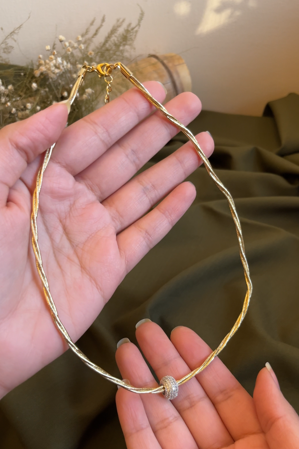 TWO-WAY GOLD BAND NECKLACE WITH DETACHABLE PENDANT