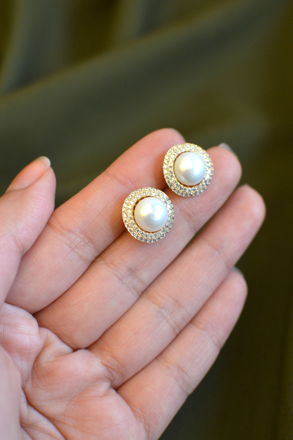 PEARL ROUND STUDS