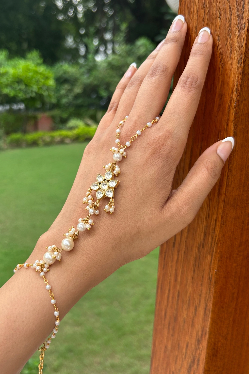 POLKI FLOWER PEARL CHAIN HATHPHOOL