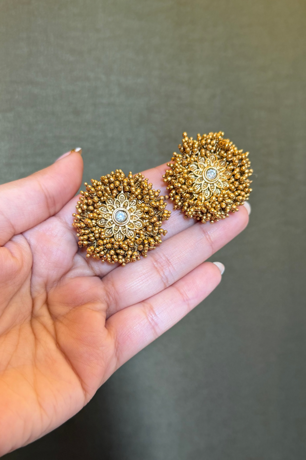 GOLDEN ROUND STUDS