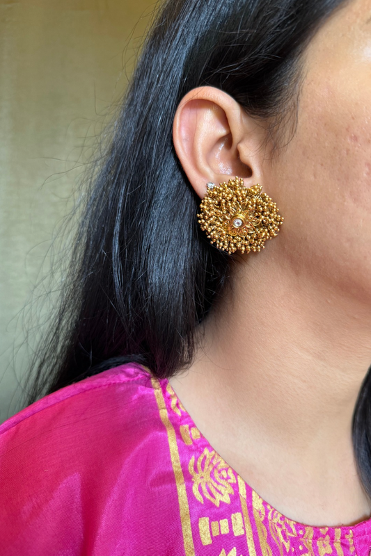 GOLDEN ROUND STUDS