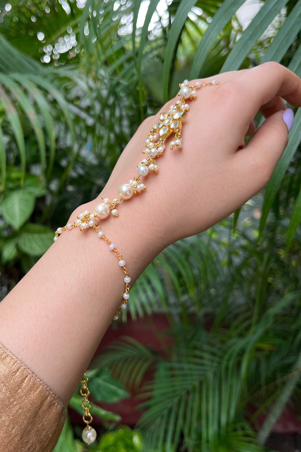 POLKI FLOWER PEARL CHAIN HATHPHOOL