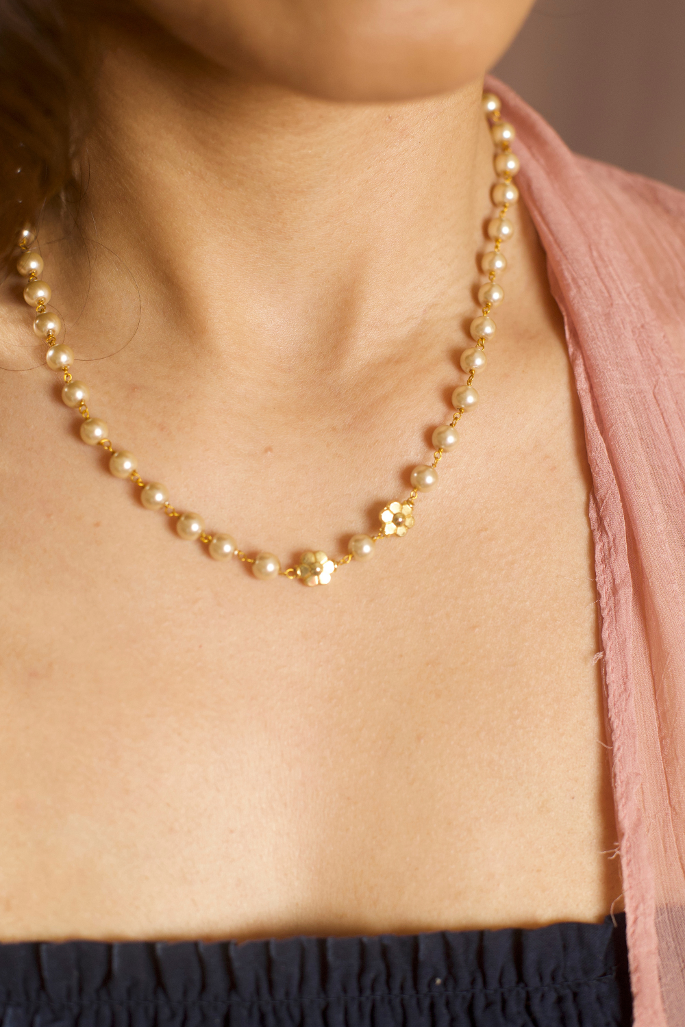 COPPERISH-PEACH PEARL AND FLOWER CLOSE NECKLACE