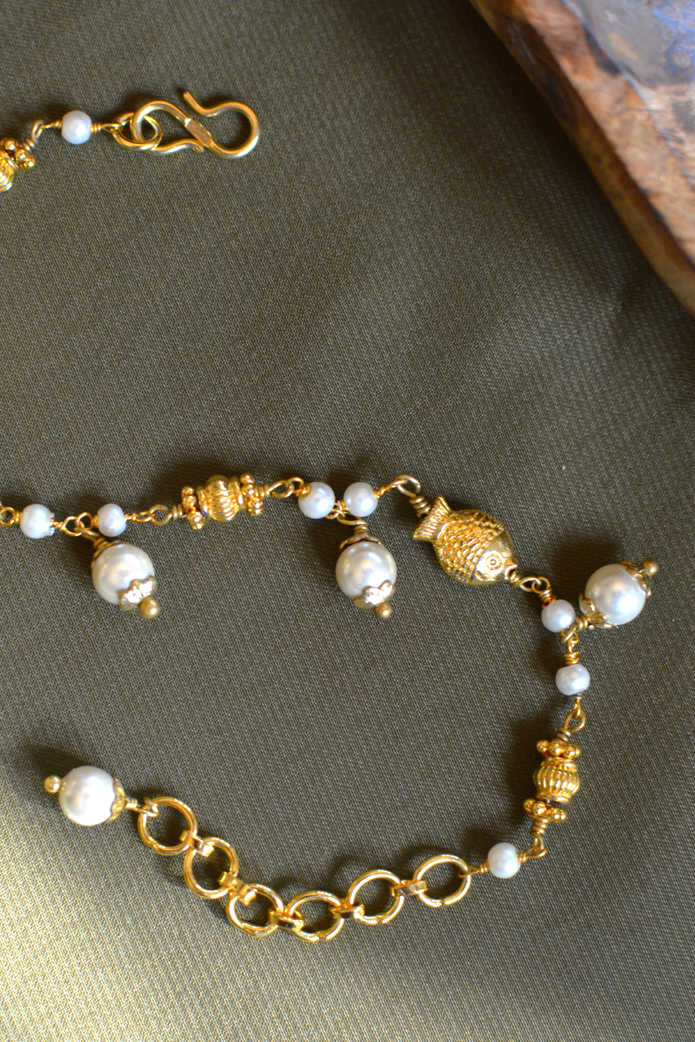 GOLDEN FISH AND PEARL CHAIN BRACELET