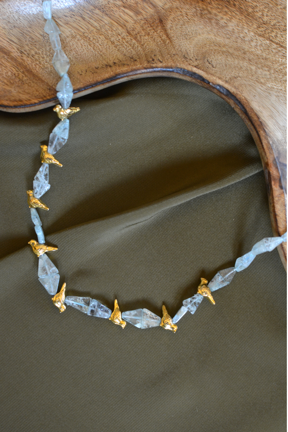 AQUAMARINE-BLUE BIRD CLOSE NECKLACE