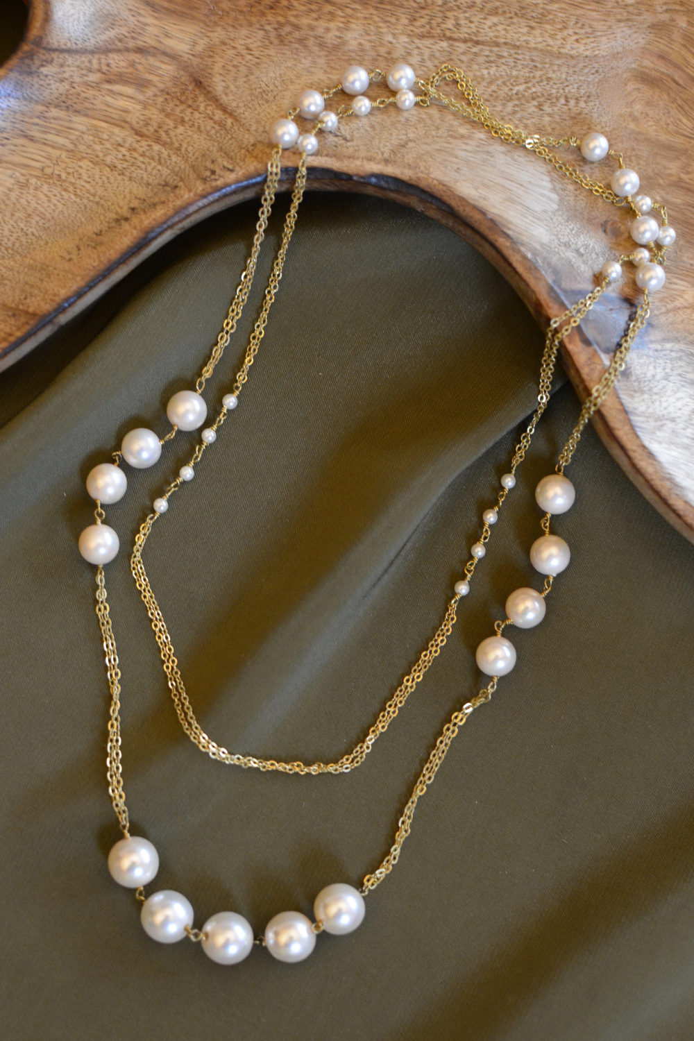 ASCENDING PEARL AND CHAIN GOLDEN STRING- CREAM