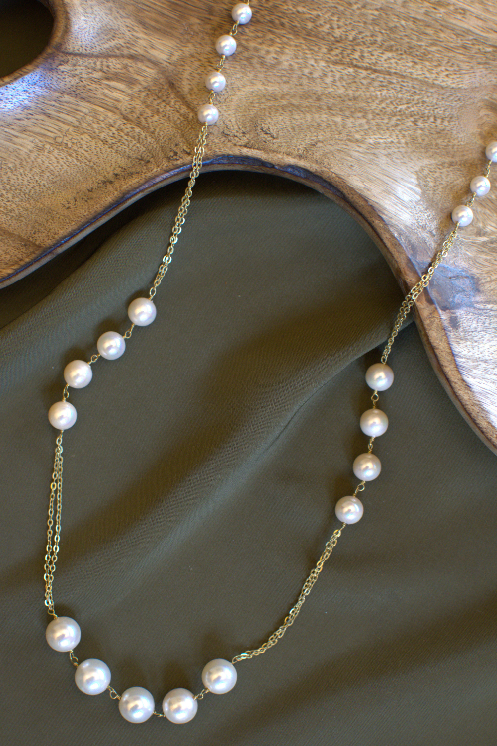 ASCENDING PEARL AND CHAIN GOLDEN STRING- CREAM