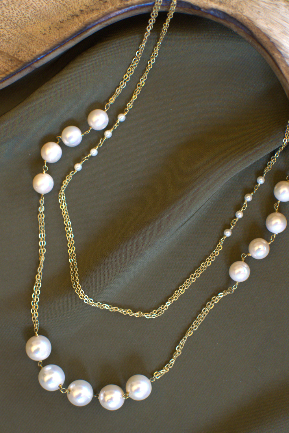 ASCENDING PEARL AND CHAIN GOLDEN STRING- CREAM