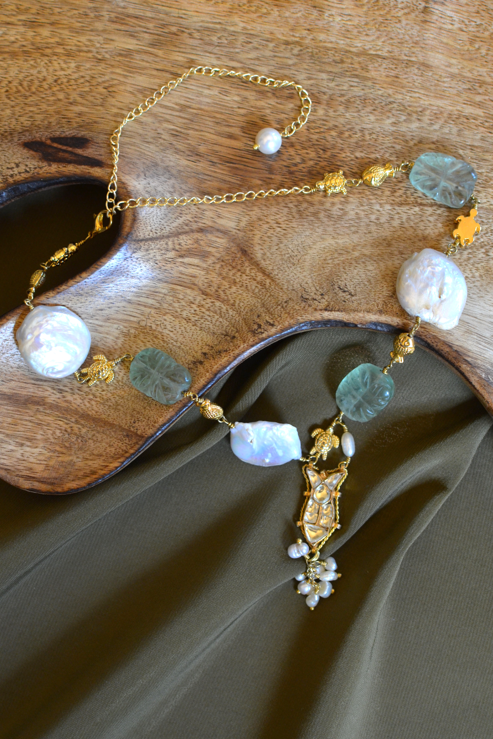 SEA-INSPIRED FISH-CARVED STONES AND BAROQUE PEARLS CLOSE NECKLACE