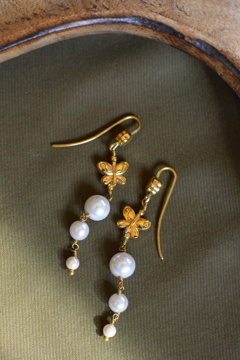 TRI PEARL BUTTERFLY HOOK EARRINGS- GOLD