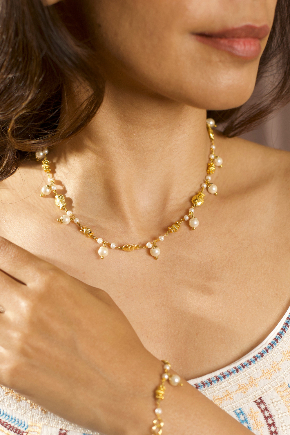 GOLDEN FISH AND PEARL CLOSE NECKLACE