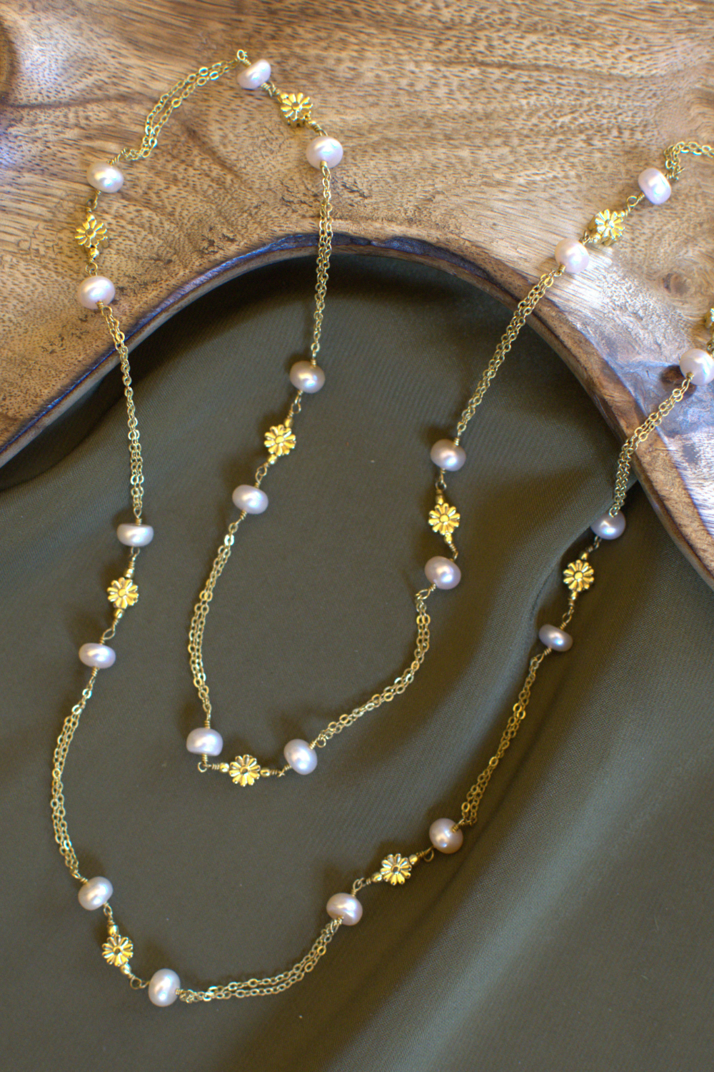 BUTTON PEARL AND FLOWER LONG CHAIN NECKLACE