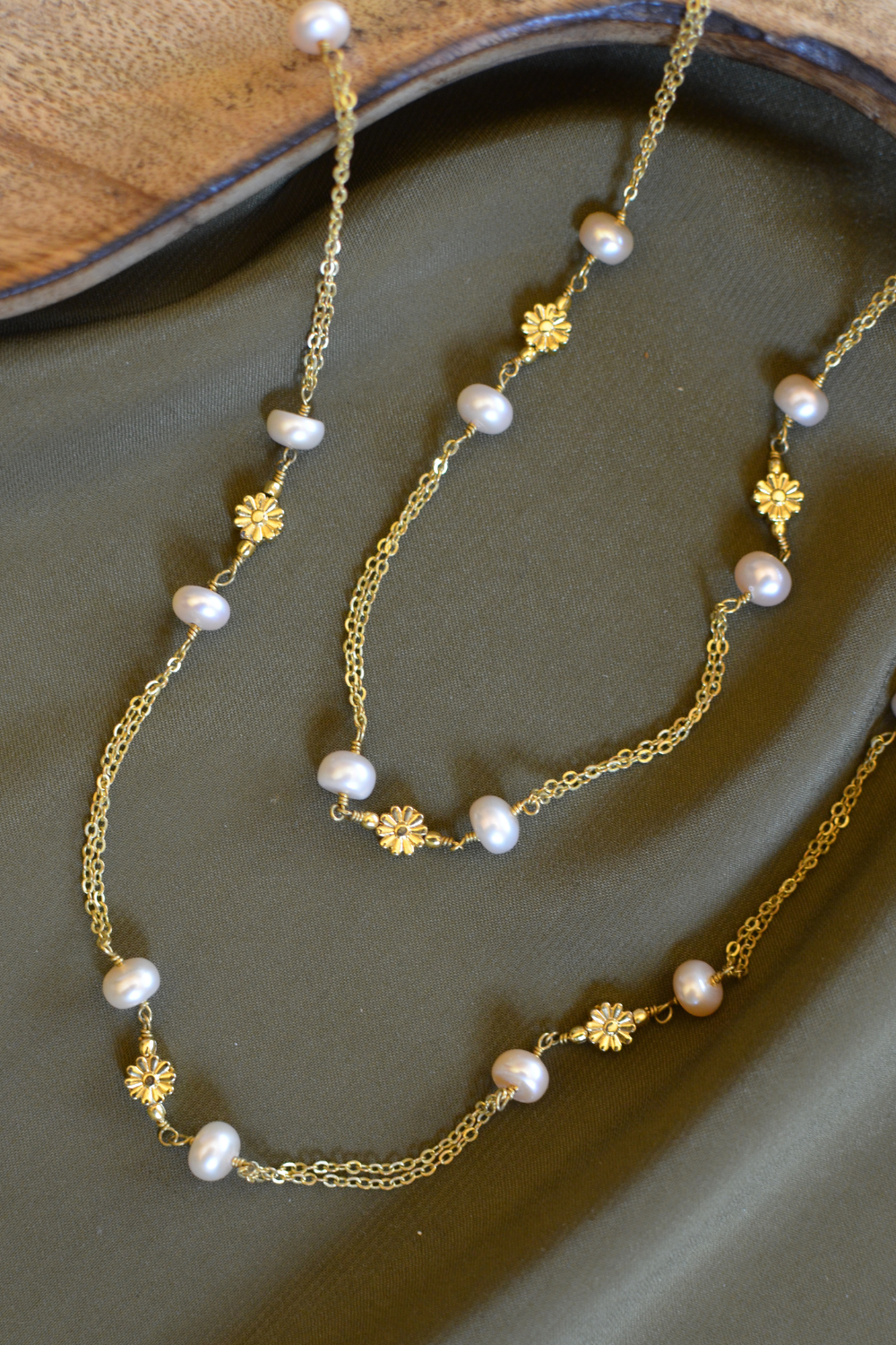 BUTTON PEARL AND FLOWER LONG CHAIN NECKLACE