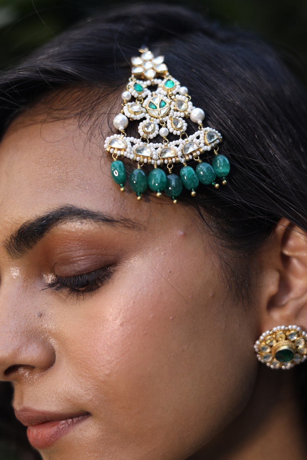 STATEMENT EMERALD BRIDAL CHOKER SET WITH STUDS AND A PASSA