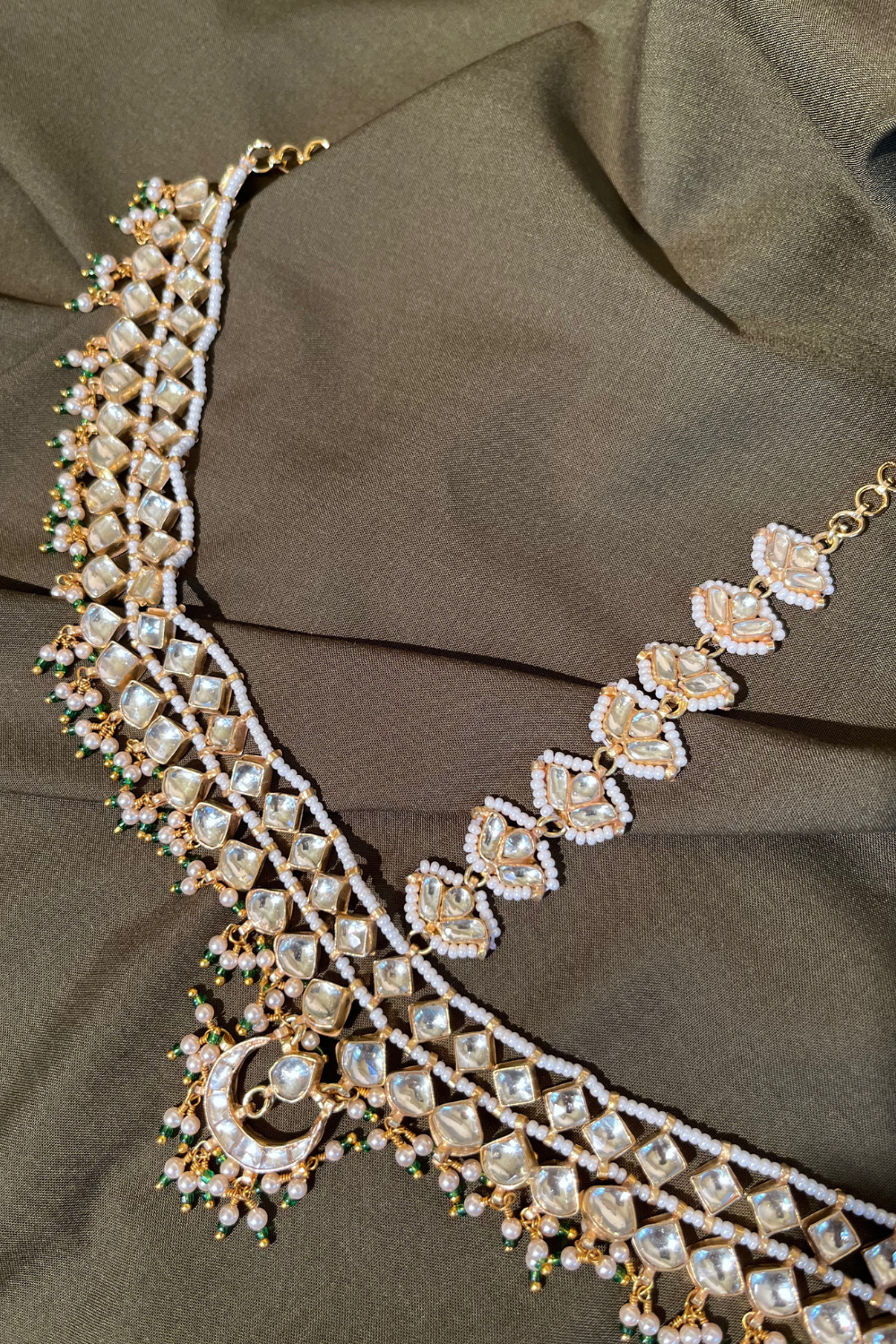 BRIDAL TRADITIONAL VERSATILE MATHAPATTI-CUM-NECKLACE - GREEN (Detachable dori lock and hair parting chain)