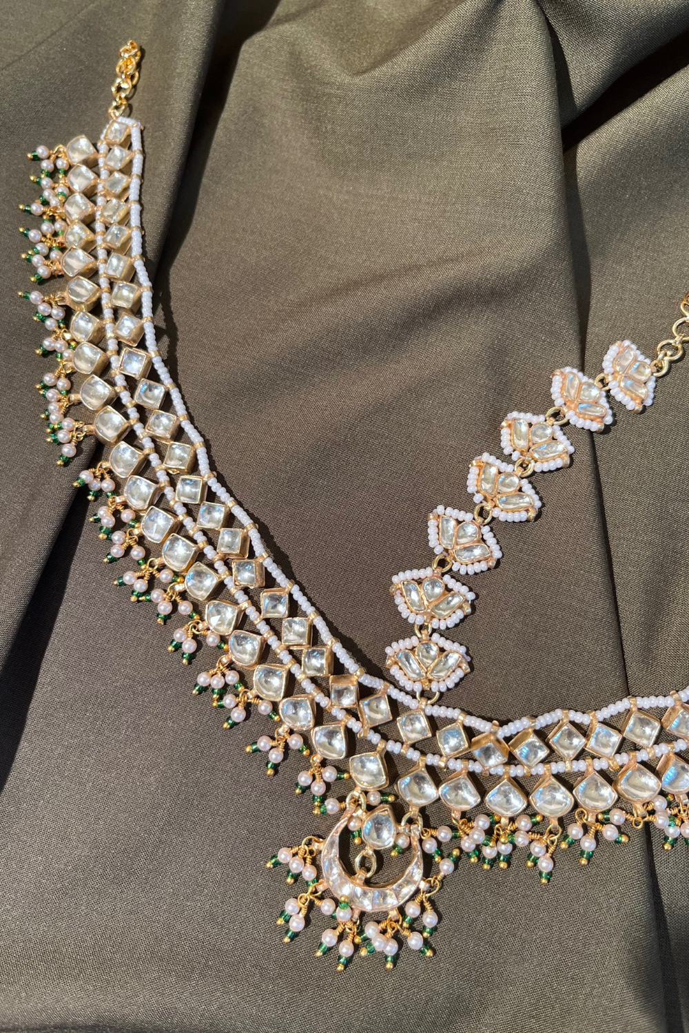 BRIDAL TRADITIONAL VERSATILE MATHAPATTI-CUM-NECKLACE - GREEN (Detachable dori lock and hair parting chain)