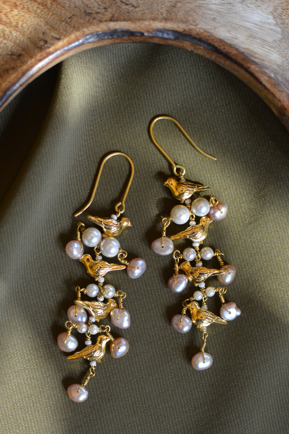 GOLDEN BIRD ROD EARRINGS- PINK PEARLS