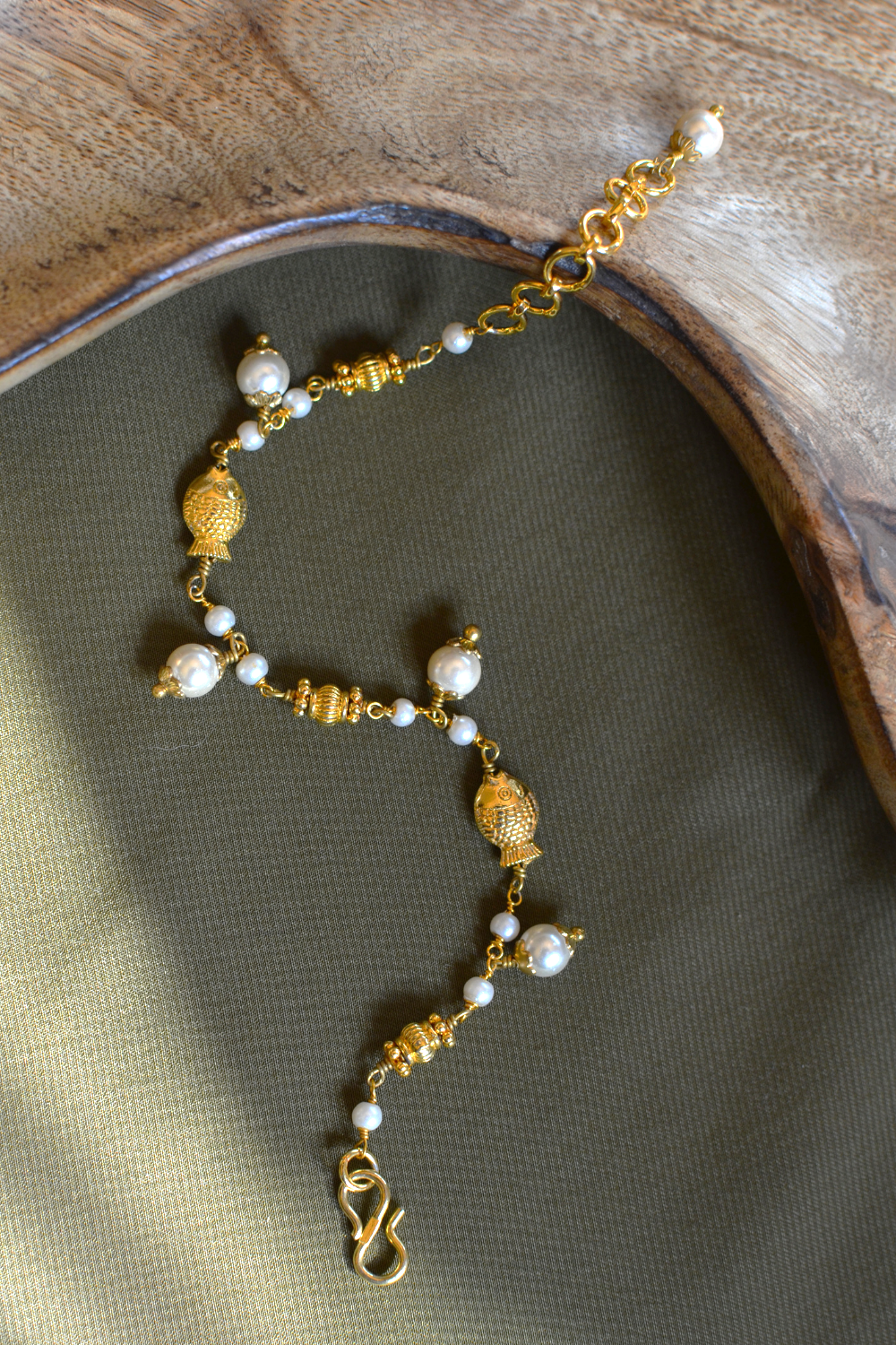 GOLDEN FISH AND PEARL CHAIN BRACELET