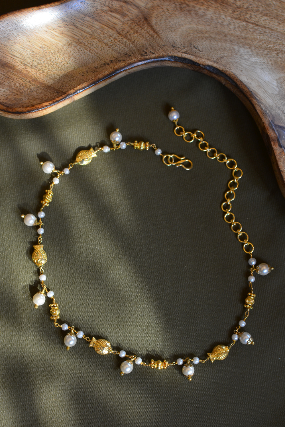 GOLDEN FISH AND PEARL CLOSE NECKLACE