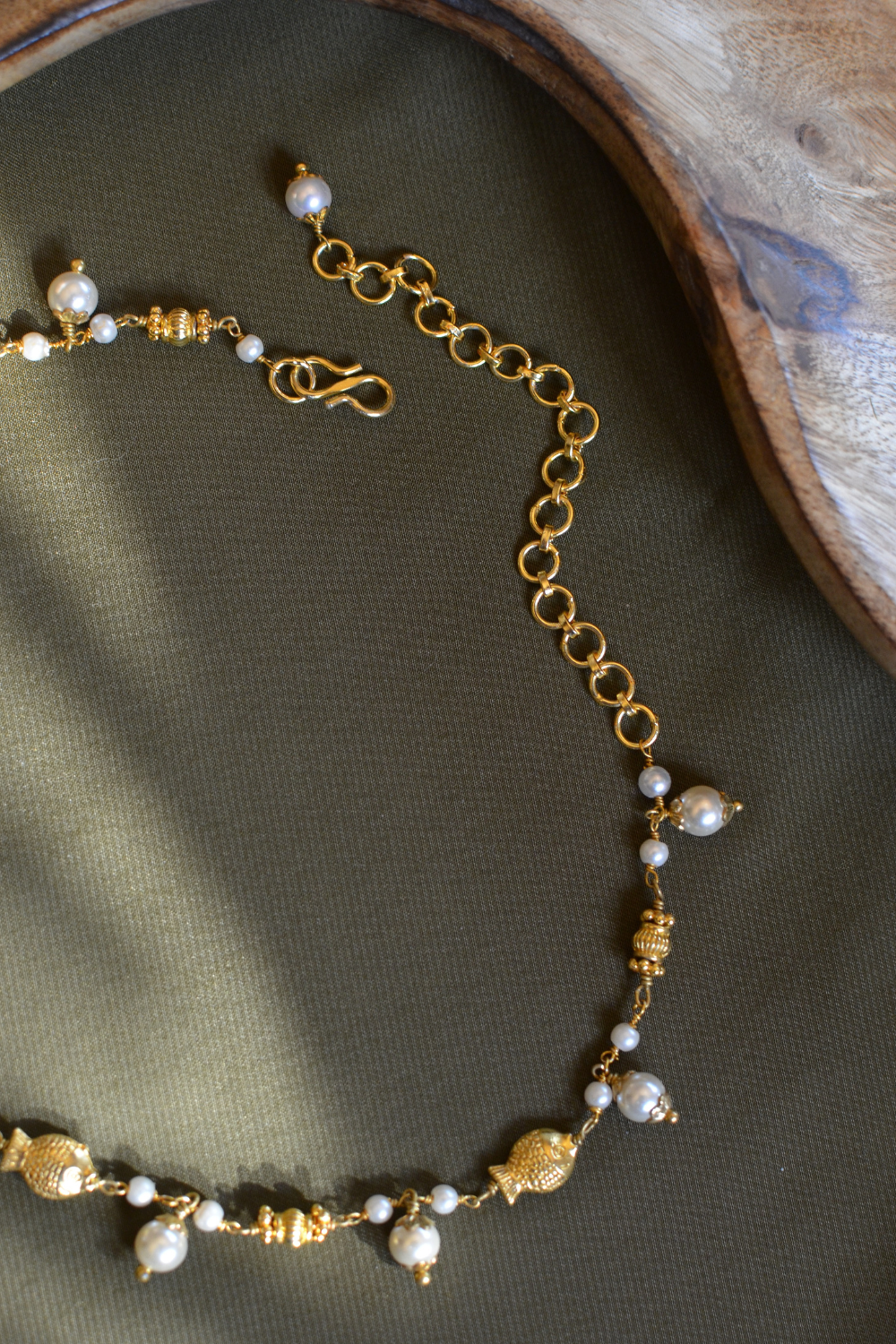 GOLDEN FISH AND PEARL CLOSE NECKLACE