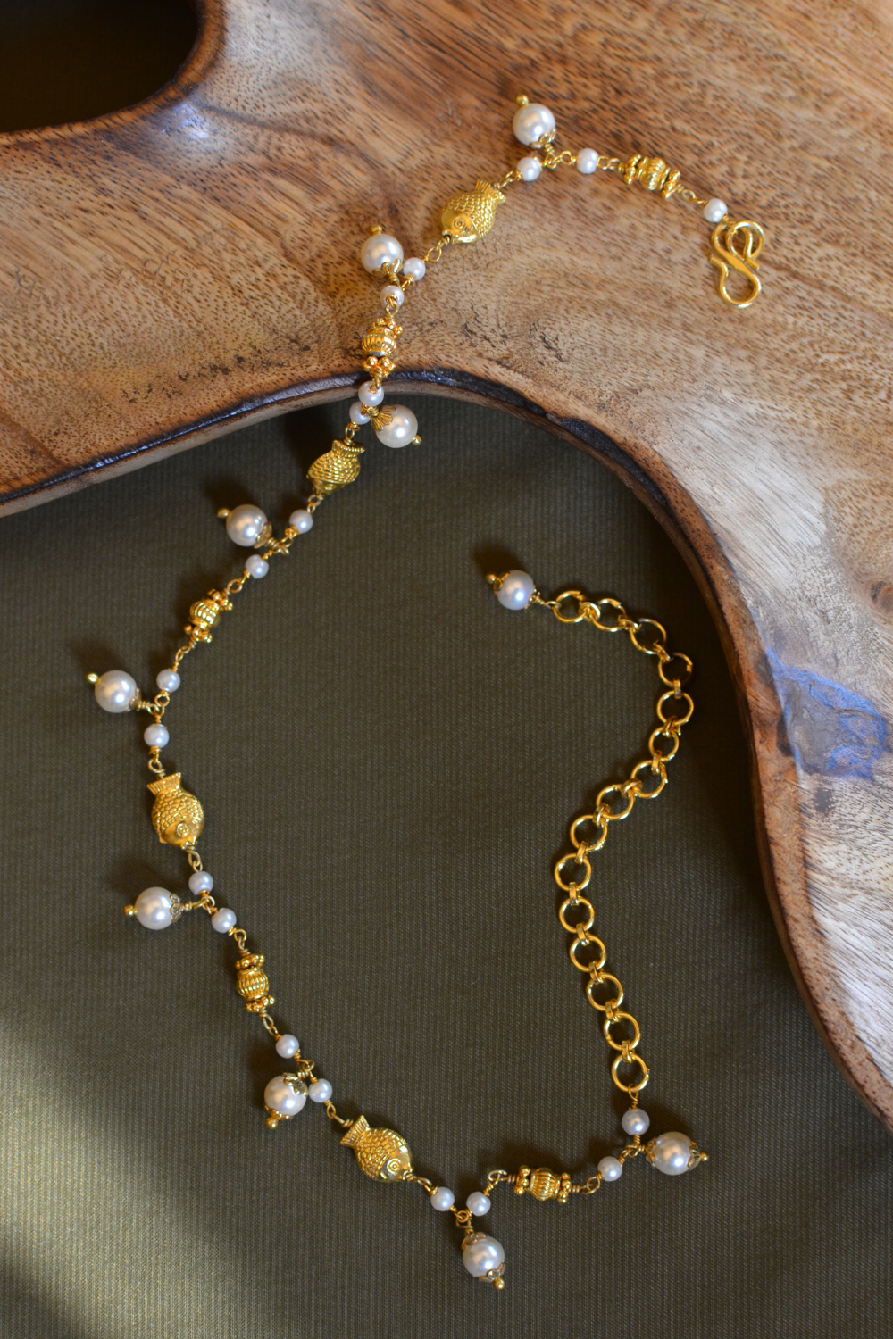 GOLDEN FISH AND PEARL CLOSE NECKLACE