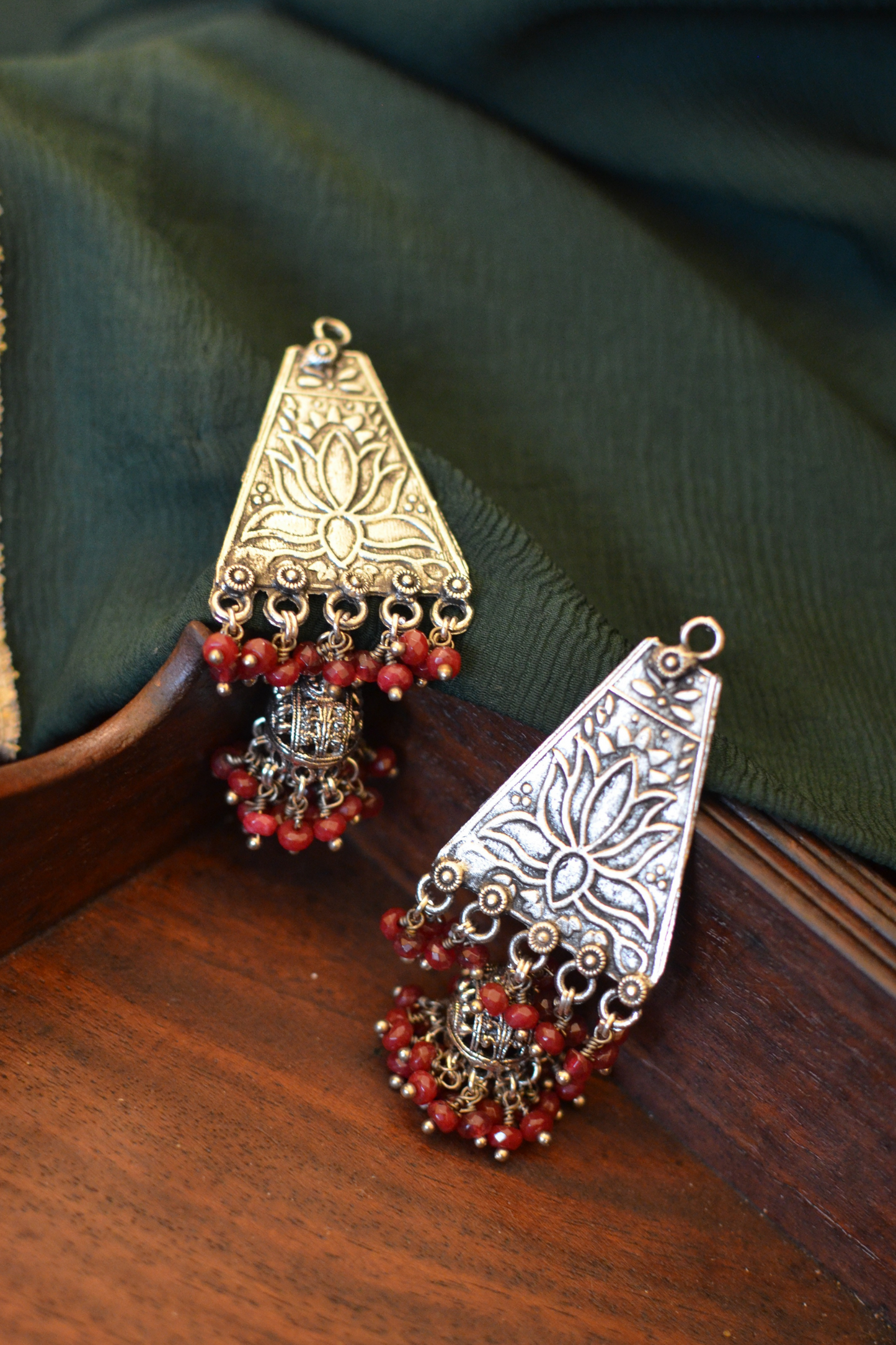 RED TIKONI JHUMKIS