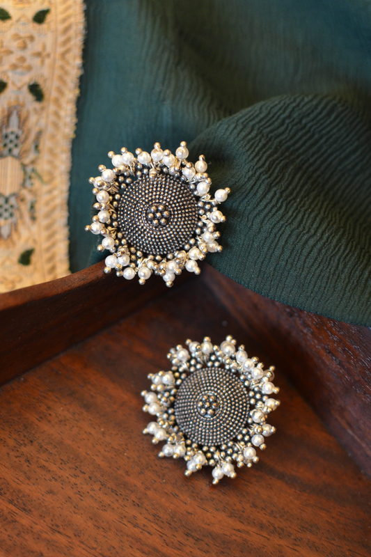 GARDISHI PEARL STUDS