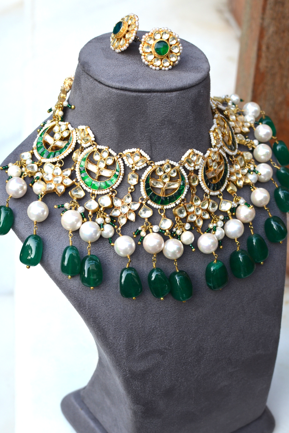 STATEMENT EMERALD BRIDAL CHOKER SET WITH STUDS