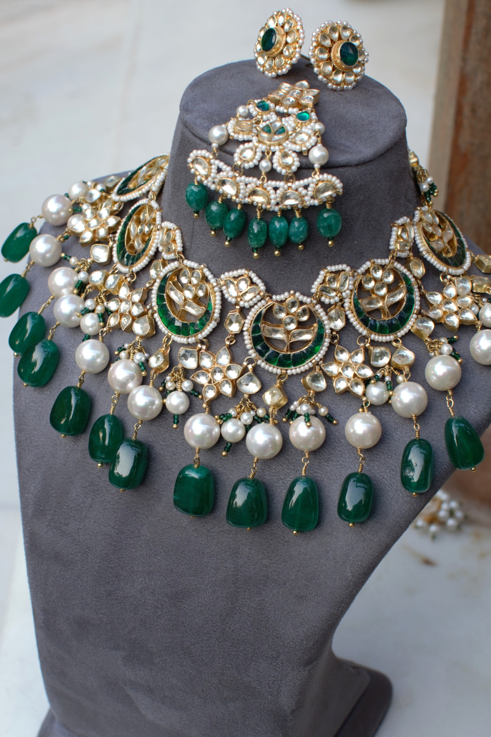 STATEMENT EMERALD BRIDAL CHOKER SET WITH STUDS AND A PASSA