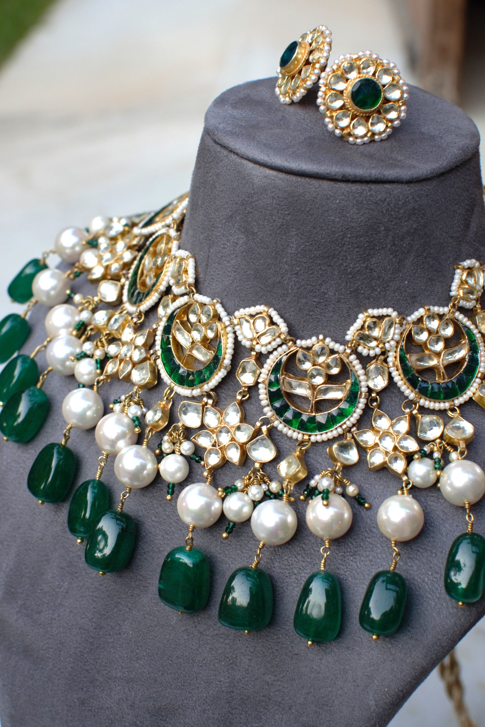 STATEMENT EMERALD BRIDAL CHOKER SET WITH STUDS