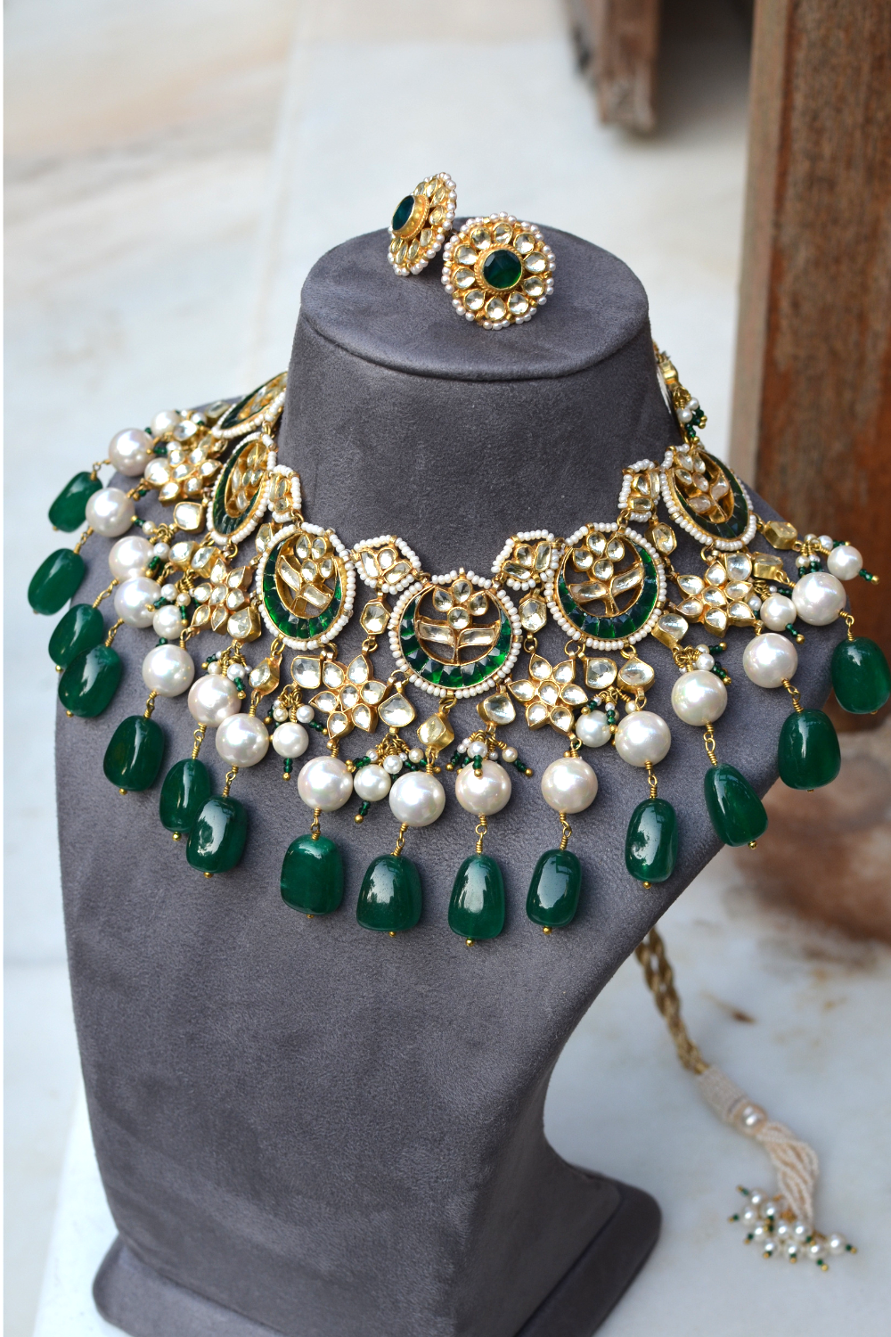 STATEMENT EMERALD BRIDAL CHOKER SET WITH STUDS