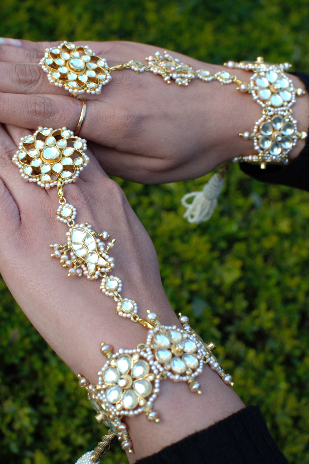 FLOWER DETACHABLE BRIDAL HATHPHOOL-CUM-BRACELET-CUM-RING PAIR